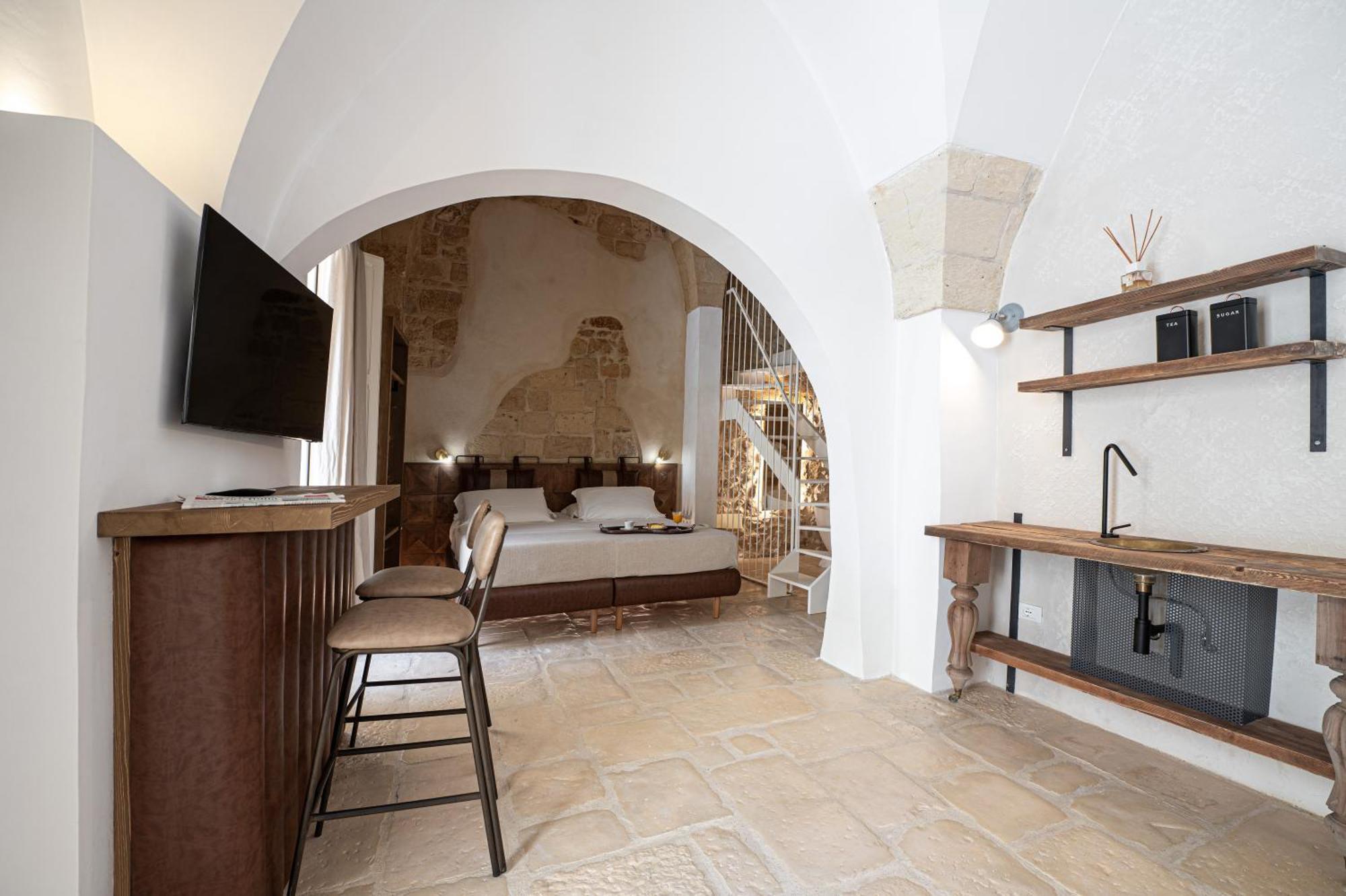 Executive Suite,1551270511:JPEG